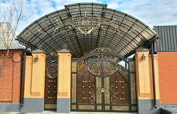 Купить или заказать ворота для дома с навесом - стильные и надежные решения для вашего участка в Гатчине от 42626 руб | ВоротМастер-Гтч